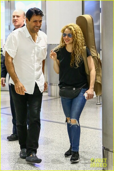 shakira-miami-airport-march-2018-01.jpg