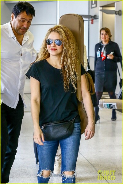 shakira-miami-airport-march-2018-02.jpg