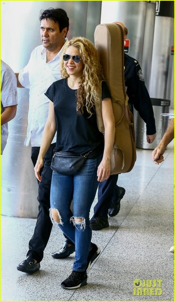 shakira-miami-airport-march-2018-03.jpg