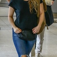 49FD71F600000578-5475477-Hip_style_Shakira_donned_a_loose_black_T_shirt_with_skinny_blue_-m-270_1520494092603.jpg