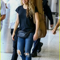 shakira-miami-airport-march-2018-03.jpg