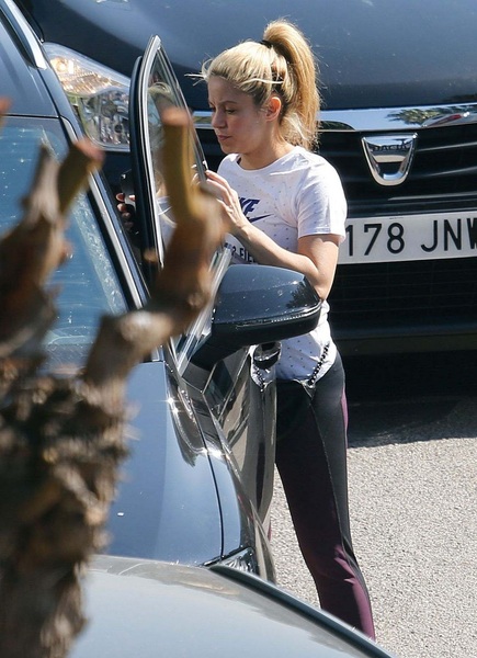 shakira-out-and-about-in-barcelona-april-26-2017_427061641.jpg