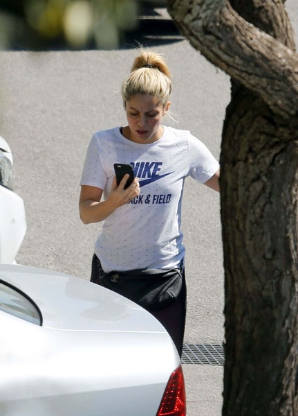 shakira-out-and-about-in-barcelona-april-26-2017_827061641.jpg