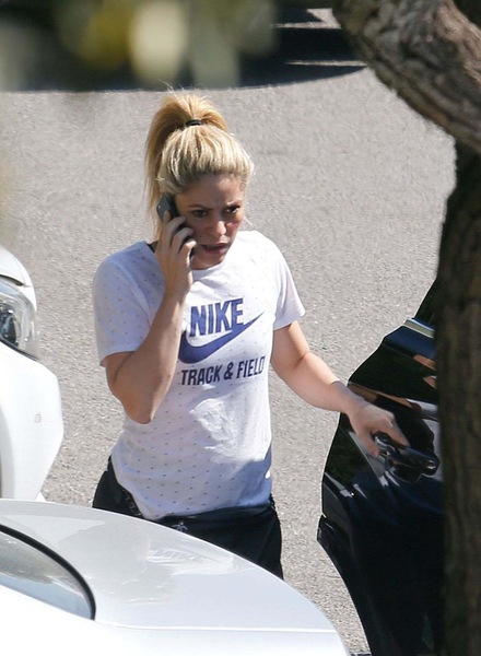 shakira-out-and-about-in-barcelona-april-26-2017_927061641.jpg