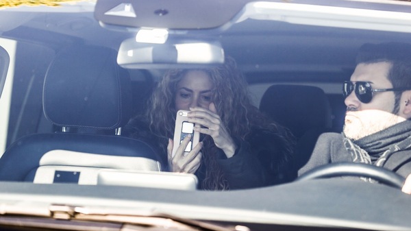 shakira-celular-auto.jpg