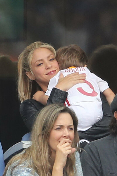 Photos-Euro-2016-Shakira-maman-exemplaire-quand-Gerard-se-fait-Pique-la-victoire_portrait_w674_28129.jpg