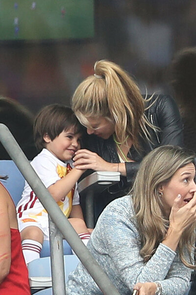 Photos-Euro-2016-Shakira-maman-exemplaire-quand-Gerard-se-fait-Pique-la-victoire_portrait_w674_281529.jpg