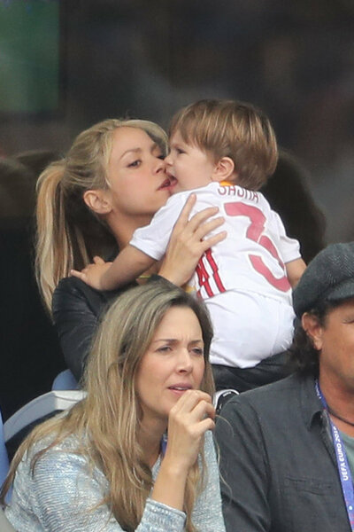 Photos-Euro-2016-Shakira-maman-exemplaire-quand-Gerard-se-fait-Pique-la-victoire_portrait_w674_281929.jpg