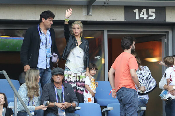 Photos-Euro-2016-Shakira-maman-exemplaire-quand-Gerard-se-fait-Pique-la-victoire_portrait_w674_28229.jpg