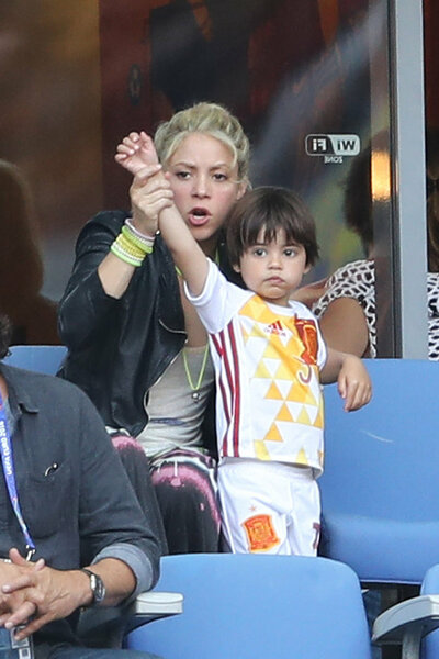 Photos-Euro-2016-Shakira-maman-exemplaire-quand-Gerard-se-fait-Pique-la-victoire_portrait_w674_28329.jpg