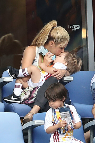 Photos-Euro-2016-Shakira-maman-exemplaire-quand-Gerard-se-fait-Pique-la-victoire_portrait_w674_28429.jpg