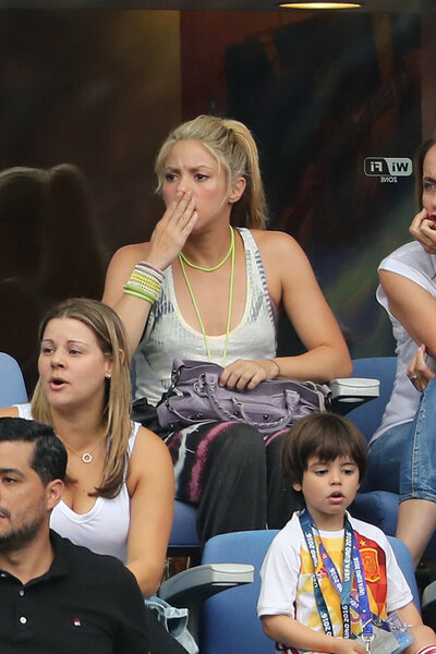 Photos-Euro-2016-Shakira-maman-exemplaire-quand-Gerard-se-fait-Pique-la-victoire_portrait_w674_28829.jpg