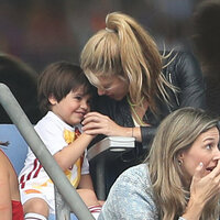 Photos-Euro-2016-Shakira-maman-exemplaire-quand-Gerard-se-fait-Pique-la-victoire_portrait_w674_281529.jpg