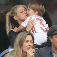 Photos-Euro-2016-Shakira-maman-exemplaire-quand-Gerard-se-fait-Pique-la-victoire_portrait_w674_281929.jpg