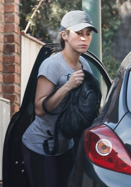 shakira-visiting-house-barcelona.jpg