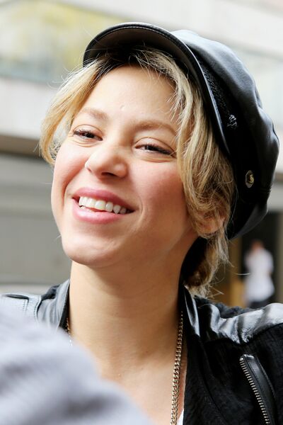 Shakira_PARIS_FRANCE_281229.jpg