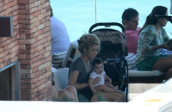 img-524539-shakira-curte-tarde-na-piscina-antes-da-final-da-copa-das-co20130630151372616919.jpg