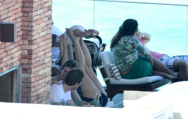 img-524540-shakira-curte-tarde-na-piscina-antes-da-final-da-copa-das-co20130630151372616972.jpg