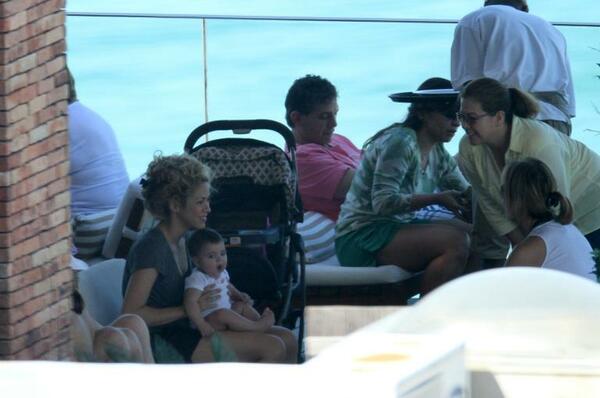 img-524541-shakira-curte-tarde-na-piscina-antes-da-final-da-copa-das-co20130630151372616973.jpg