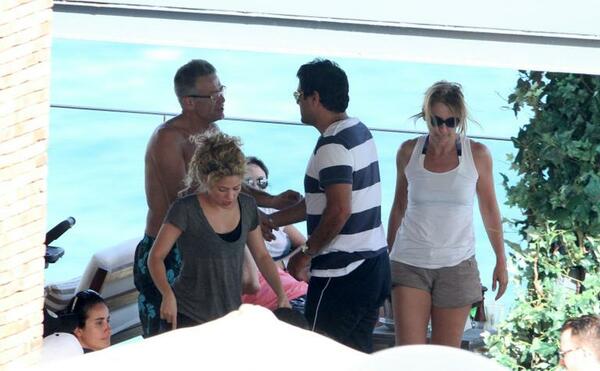 img-524543-shakira-curte-tarde-na-piscina-antes-da-final-da-copa-das-co20130630151372616974.jpg