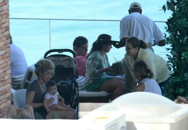 img-524545-shakira-curte-tarde-na-piscina-antes-da-final-da-copa-das-co20130630151372616975.jpg