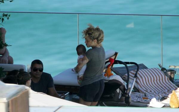 img-524551-shakira-curte-tarde-na-piscina-antes-da-final-da-copa-das-co20130630151372616978.jpg