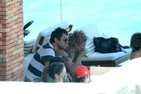 img-524557-shakira-curte-tarde-na-piscina-antes-da-final-da-copa-das-co20130630151372616981.jpg