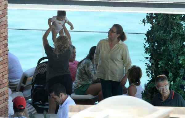 img-524560-shakira-curte-tarde-na-piscina-antes-da-final-da-copa-das-co20130630151372616982.jpg