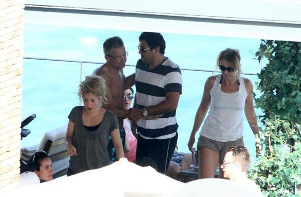 img-524564-shakira-curte-tarde-na-piscina-antes-da-final-da-copa-das-co20130630151372616984.jpg