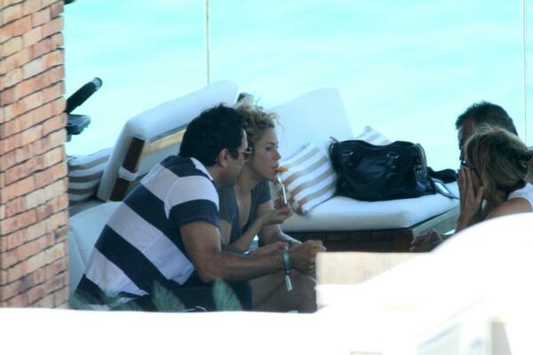 img-524566-shakira-curte-tarde-na-piscina-antes-da-final-da-copa-das-co20130630151372616985.jpg