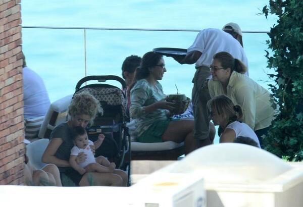 img-524569-shakira-curte-tarde-na-piscina-antes-da-final-da-copa-das-co20130630151372616987.jpg