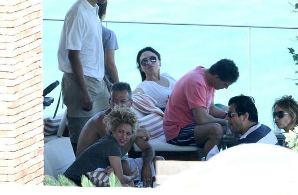 img-524572-shakira-curte-tarde-na-piscina-antes-da-final-da-copa-das-co20130630151372616988.jpg