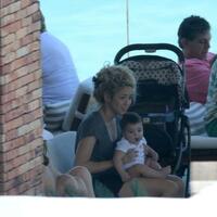 img-524539-shakira-curte-tarde-na-piscina-antes-da-final-da-copa-das-co20130630151372616919.jpg