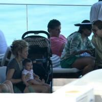 img-524541-shakira-curte-tarde-na-piscina-antes-da-final-da-copa-das-co20130630151372616973.jpg