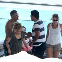 img-524543-shakira-curte-tarde-na-piscina-antes-da-final-da-copa-das-co20130630151372616974.jpg