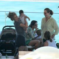 img-524544-shakira-curte-tarde-na-piscina-antes-da-final-da-copa-das-co20130630151372616974.jpg