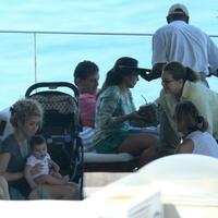 img-524545-shakira-curte-tarde-na-piscina-antes-da-final-da-copa-das-co20130630151372616975.jpg