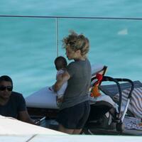 img-524551-shakira-curte-tarde-na-piscina-antes-da-final-da-copa-das-co20130630151372616978.jpg