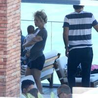 img-524554-shakira-curte-tarde-na-piscina-antes-da-final-da-copa-das-co20130630151372616979.jpg