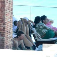 img-524556-shakira-curte-tarde-na-piscina-antes-da-final-da-copa-das-co20130630151372616980.jpg