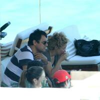 img-524557-shakira-curte-tarde-na-piscina-antes-da-final-da-copa-das-co20130630151372616981.jpg