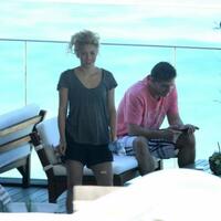 img-524558-shakira-curte-tarde-na-piscina-antes-da-final-da-copa-das-co20130630151372616981.jpg