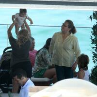 img-524560-shakira-curte-tarde-na-piscina-antes-da-final-da-copa-das-co20130630151372616982.jpg