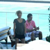 img-524563-shakira-curte-tarde-na-piscina-antes-da-final-da-copa-das-co20130630151372616984.jpg