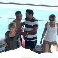 img-524564-shakira-curte-tarde-na-piscina-antes-da-final-da-copa-das-co20130630151372616984.jpg