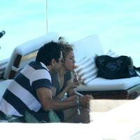 img-524566-shakira-curte-tarde-na-piscina-antes-da-final-da-copa-das-co20130630151372616985.jpg