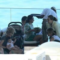 img-524569-shakira-curte-tarde-na-piscina-antes-da-final-da-copa-das-co20130630151372616987.jpg