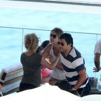 img-524571-shakira-curte-tarde-na-piscina-antes-da-final-da-copa-das-co20130630151372616988.jpg