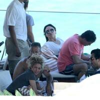 img-524572-shakira-curte-tarde-na-piscina-antes-da-final-da-copa-das-co20130630151372616988.jpg