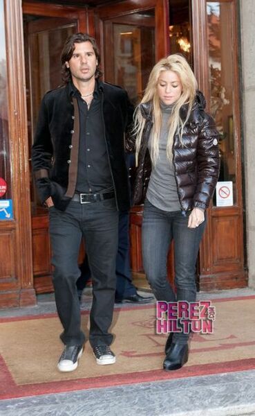 shakira-and-boyfriend-spotted-in-paris__oPt.jpg